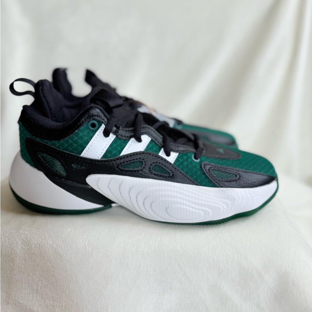 adidas Kids

Trae Unlimited 2J (Big Kid) size 4 color: green/black/white